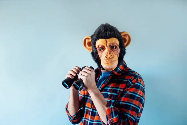 Чоловік Мавпою Допомогою Бінокля — стокове фото