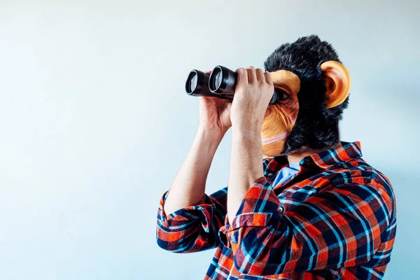 Mann Mit Affenmaske Mit Fernglas — Stockfoto