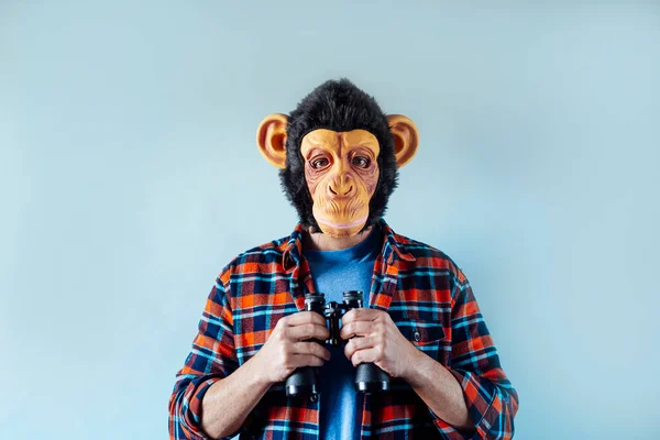 Homem Com Máscara Macaco Usando Binóculos — Fotografia de Stock