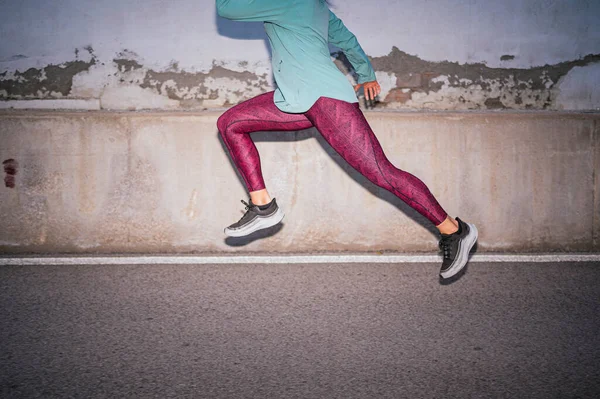 Mujer Deportiva Corriendo Ciudad —  Fotos de Stock