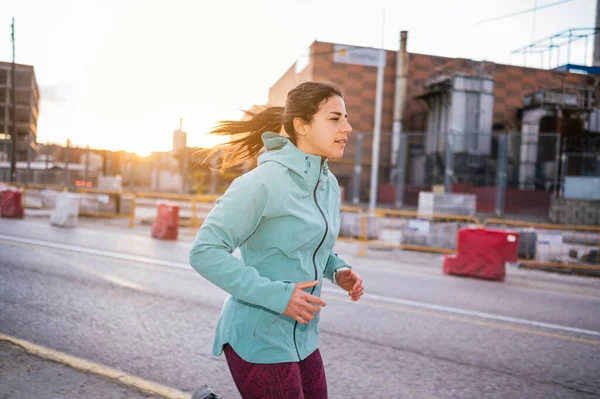 Femme Sportive Courant Dans Ville — Photo