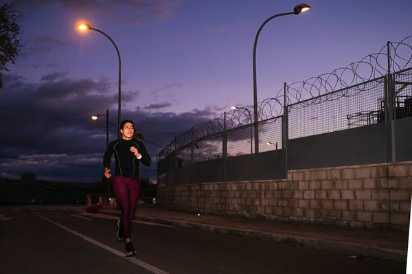 Mulher Desportiva Correndo Durante Noite — Fotografia de Stock