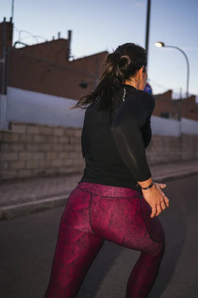 Αθλητική Γυναίκα Τρέχει Μέσα Στη Νύχτα — Φωτογραφία Αρχείου