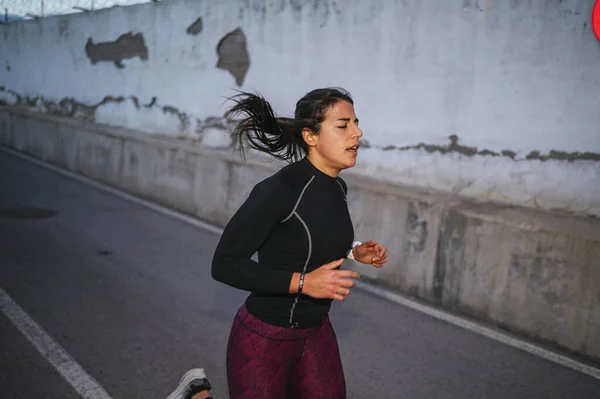 Σπορ Γυναίκα Που Τρέχει Στην Πόλη — Φωτογραφία Αρχείου