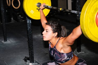 Çalışırken ağır yük kaldıran bir kadın..