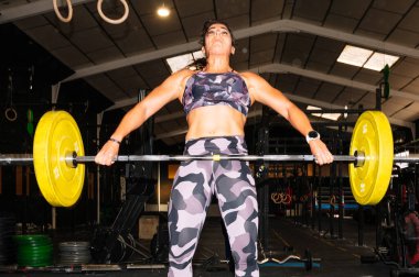 Çalışırken ağır yük kaldıran bir kadın..