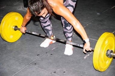 Çalışırken ağır yük kaldıran bir kadın..