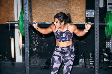 Çalışırken ağır yük kaldıran bir kadın..