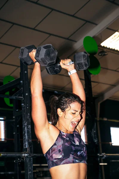 Mulher Levantando Peso Pesado Durante Exercício — Fotografia de Stock