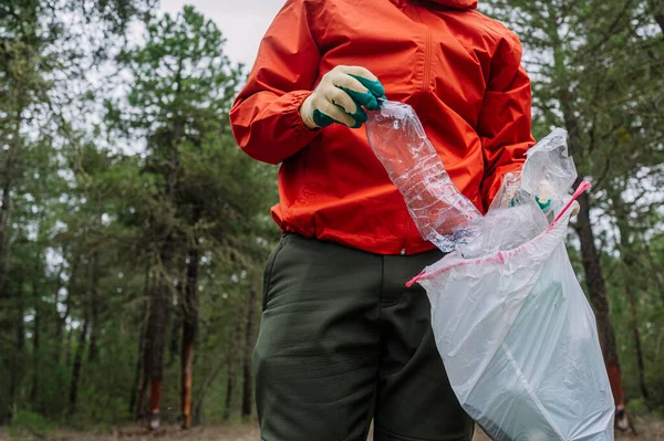 Man Die Afval Kunststoffen Verzamelt Het Bos — Stockfoto