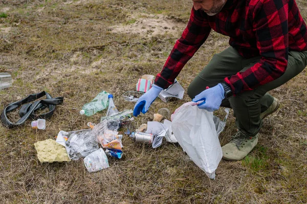 Man Die Afval Kunststoffen Verzamelt Het Bos — Stockfoto