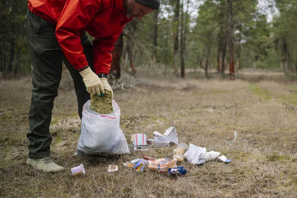 Man Die Afval Kunststoffen Verzamelt Het Bos — Stockfoto