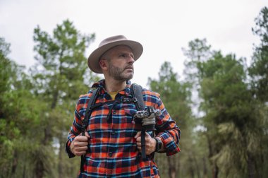 Ormanda şapkası olan bir adamın portresi..