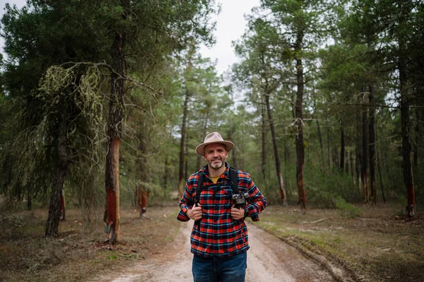 Портрет Человека Шляпе Лесу — стоковое фото