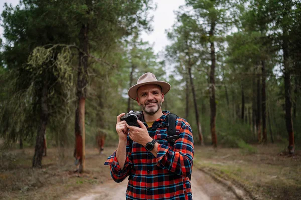 Portrait Man Hat Using Camera Forest — стоковое фото