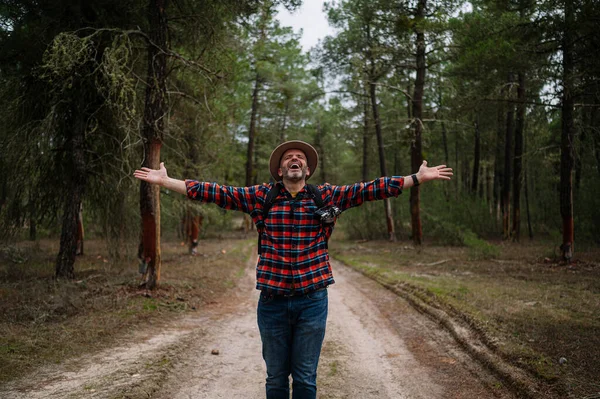 森の中の帽子を被った男の肖像 — ストック写真