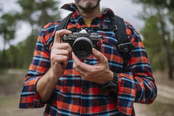 Portrait Man Hat Using Camera Forest — Stock Photo, Image