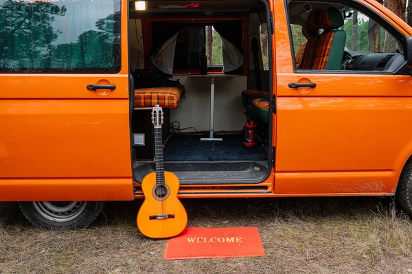Guitar Leaning Orange Campervan — Stock Photo, Image