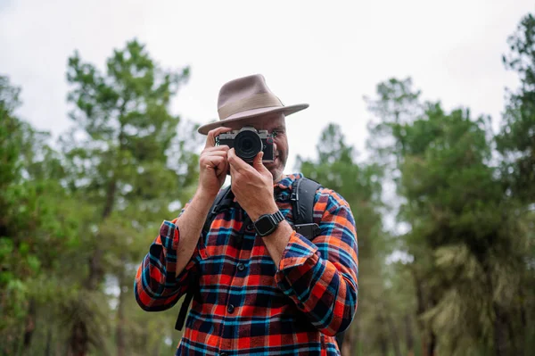 Portret Mężczyzny Kapeluszu Aparatem Fotograficznym Lesie — Zdjęcie stockowe