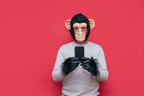 Muž Opičí Masce Pomocí Chytrého Telefonu — Stock fotografie