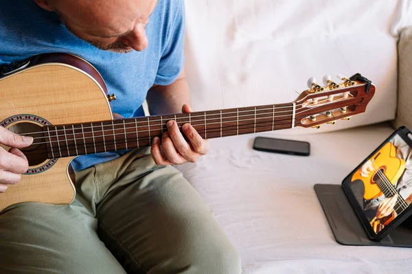 Dorosły Człowiek Studiuje Gitarę Online Tabletem Domu — Zdjęcie stockowe