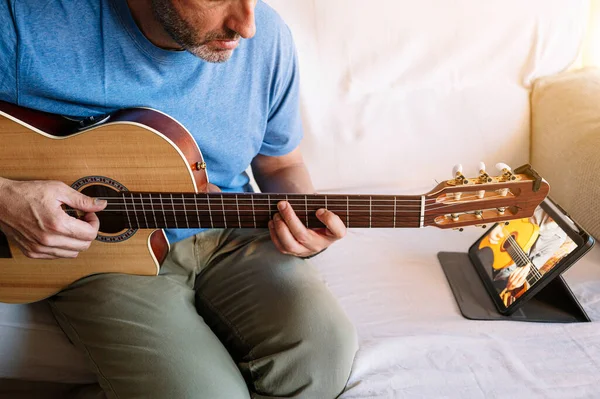 Homem Adulto Estudando Guitarra Online Com Tablet Casa — Fotografia de Stock