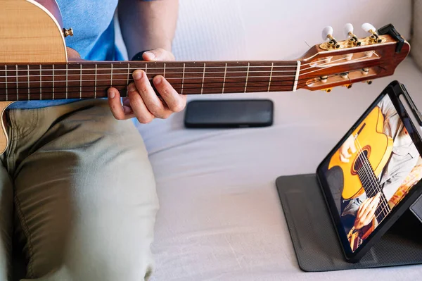 Hombre Adulto Estudiando Guitarra Línea Con Tableta Casa — Foto de Stock