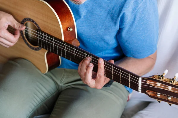Homem Adulto Estudando Guitarra Online Com Tablet Casa — Fotografia de Stock