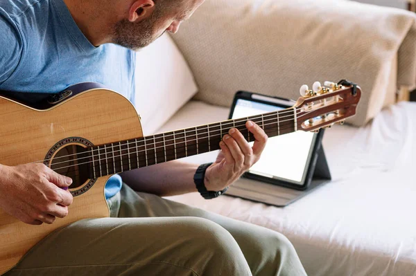 Dorosły Człowiek Studiuje Gitarę Online Tabletem Domu — Zdjęcie stockowe