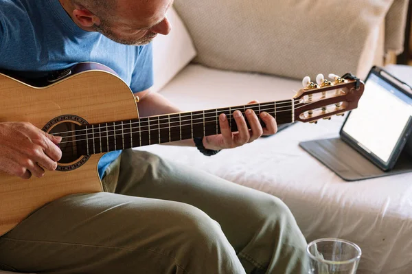 Hombre Adulto Estudiando Guitarra Línea Con Tableta Casa —  Fotos de Stock