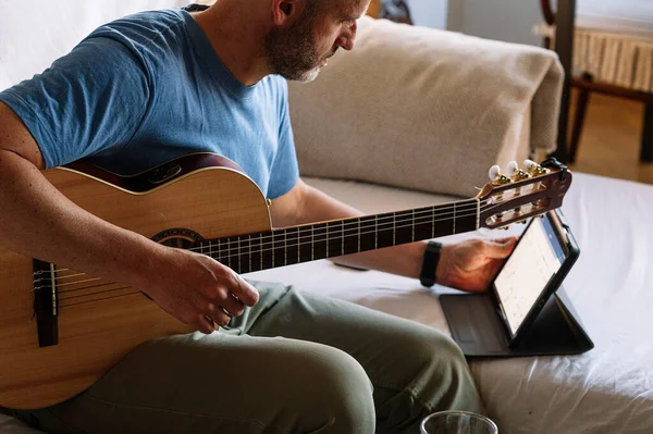 Homem Adulto Estudando Guitarra Online Com Tablet Casa — Fotografia de Stock