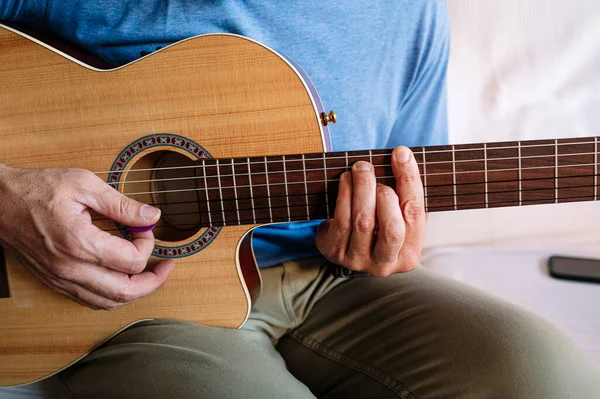 Yetişkin Adam Evde Tabletle Online Gitar Eğitimi Alıyor — Stok fotoğraf