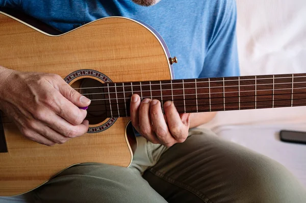 Homem Adulto Estudando Guitarra Online Com Tablet Casa — Fotografia de Stock