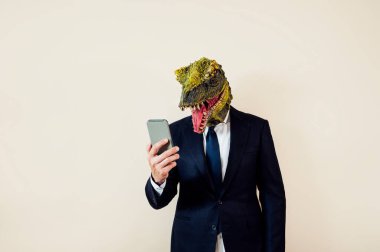 Kertenkele kafalı, akıllı telefonlu, coşkulu bir adam..