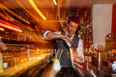 Barmen gece kulübünde kokteyl hazırlıyor..