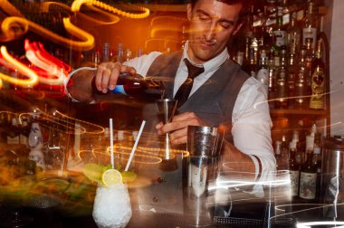 Barmen gece kulübünde kokteyl hazırlıyor..