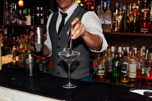 Barman Prepara Cócteles Club Nocturno — Foto de Stock