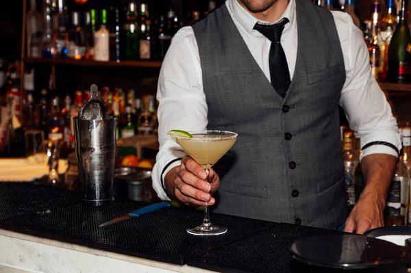 Barman Prepara Cócteles Club Nocturno — Foto de Stock