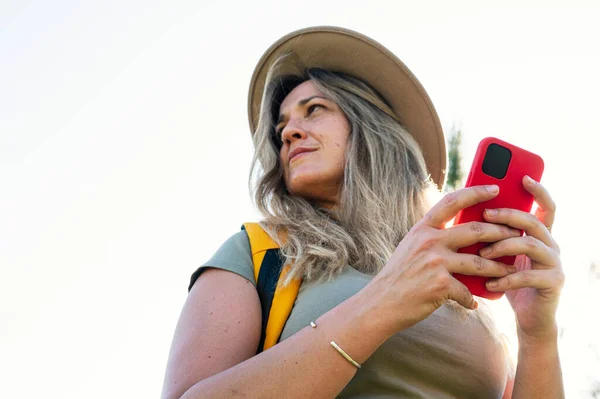 Mulher Chapéu Usando Telefone Inteligente Livre — Fotografia de Stock