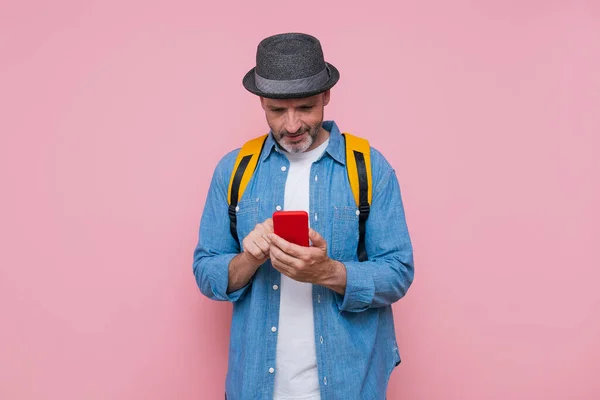 Όμορφος Γενειοφόρος Άντρας Ετών Ροζ Φόντο Smartphone — Φωτογραφία Αρχείου