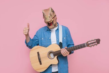 Akustik gitarlı, kertenkele maskeli adam..