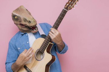 Akustik gitarlı, kertenkele maskeli adam..