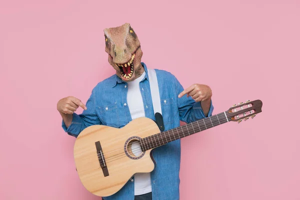 Homem Máscara Lagarto Com Guitarra Acústica — Fotografia de Stock