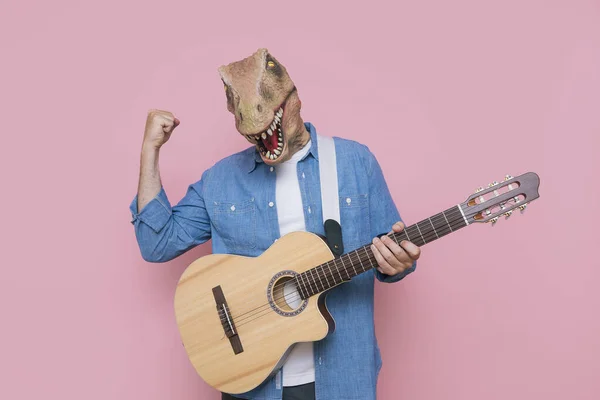 Homem Máscara Lagarto Com Guitarra Acústica — Fotografia de Stock