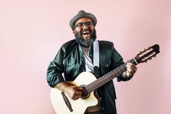 Homem Barbudo Feliz Tocando Guitarra Acústica Fundo Rosa — Fotografia de Stock