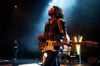 Rock 'n Roll grubu canlı performans sergiliyor.