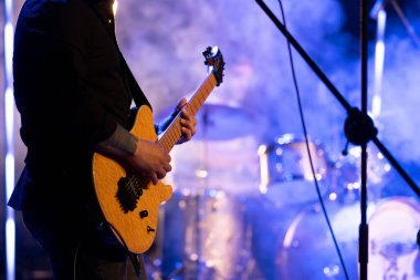 Rock 'n Roll grubu canlı performans sergiliyor.