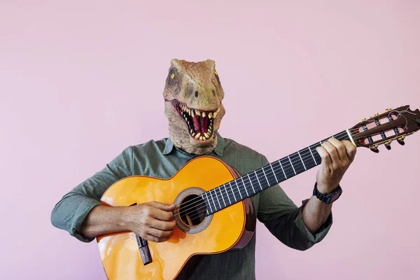 Hombre Con Máscara Lagarto Sobre Fondo Rosa Tocando Guitarra — Foto de Stock