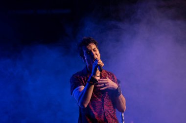 Rock 'n Roll grubu canlı performans sergiliyor.