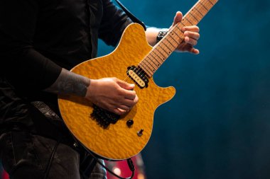 Rock 'n Roll grubu canlı performans sergiliyor.